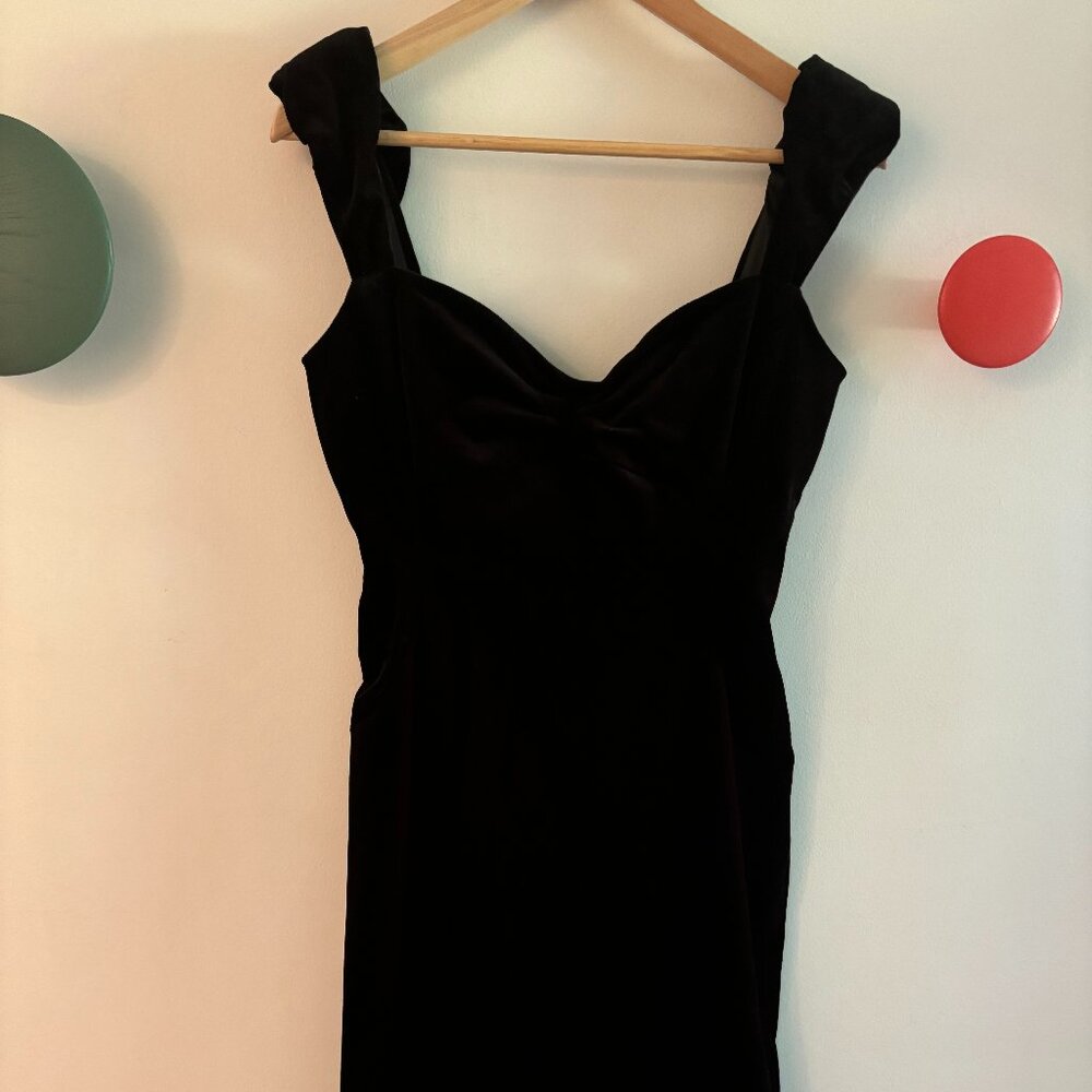 Diane Von Furstenberg Black Velvet cocktail dress - classic! Size 6 - 8